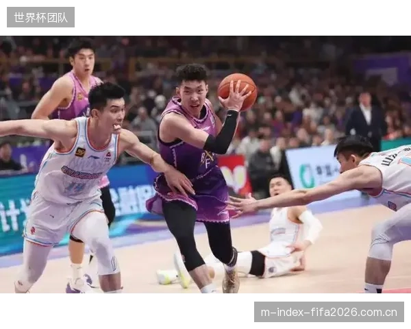 辽宁队进入重建期表现挣扎，多名主力出走后球队竞争力明显下滑。
